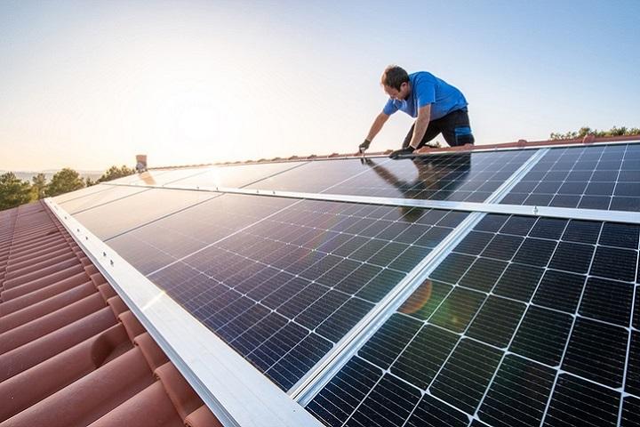 zakładanie paneli słonecznych na dach